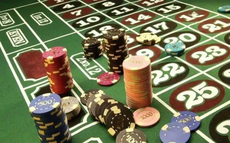 Roda Monopoly Live berputar dengan dealer mengumumkan hasil di studio HD megaslot288